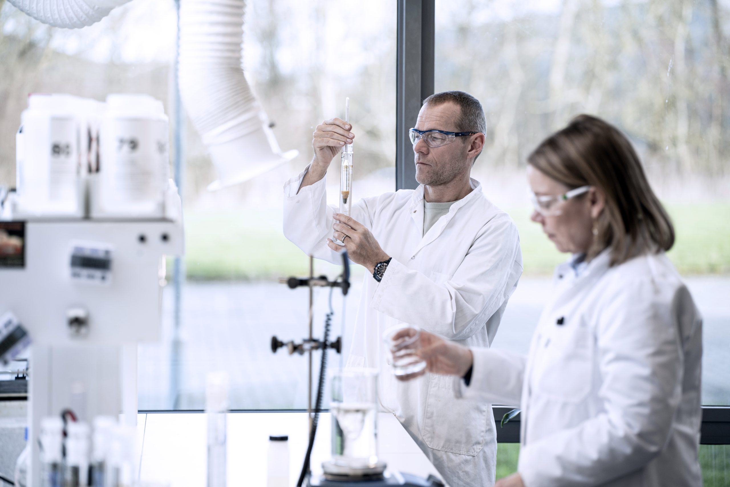 Twee collega's aan het werk in het laboratorium